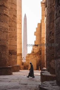 埃及神庙巨柱间，方尖碑直指苍穹