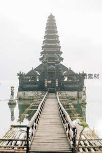 湖中黑石庙宇雾气缭绕木桥通幽