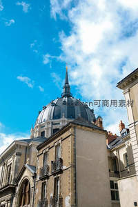 穹顶教堂与蓝天白云相映