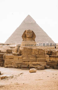 金字塔前的狮身人面像静立沙漠