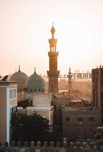 晨曦中的清真寺尖塔与城市剪影