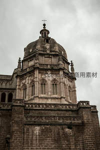 古典穹顶教堂在灰云下的庄严身影