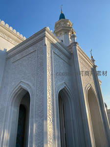 白色清真寺在蓝天下的纯净之美