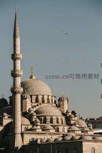 清真寺圆顶与宣礼塔在晴空下静谧肃穆