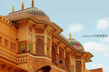 印度宫殿彩绘穹顶在蓝天映衬下绚丽斑斓