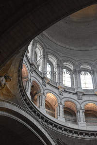 教堂穹顶内部结构宏伟壮观