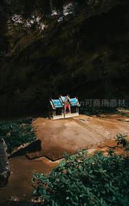 洞穴深处的神秘泰式神庙