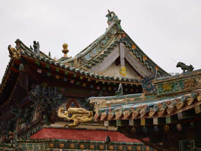 古寺飞檐上的龙首特写