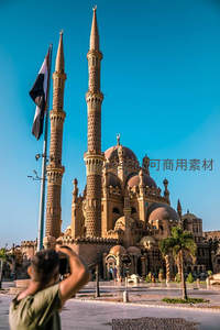 埃及清真寺双尖塔直指苍穹映衬国旗飘扬