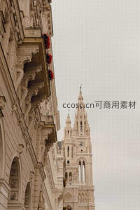 哥特尖塔耸云端，雕花廊柱映红花