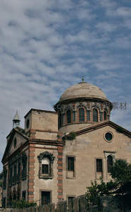 穹顶古寺沐斜阳，斑驳墙体诉沧桑