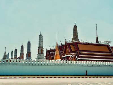 泰式宫殿金碧辉煌，白墙围护显庄严