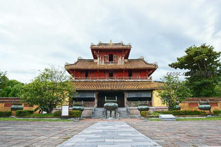 古朴宫殿前的青铜香炉与苍翠古树