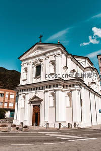 蓝天白云下洁白巴洛克风格教堂