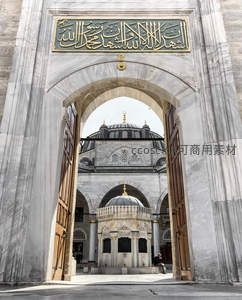 清真寺拱门内的神圣庭院