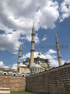 蓝天白云下的壮丽清真寺尖塔