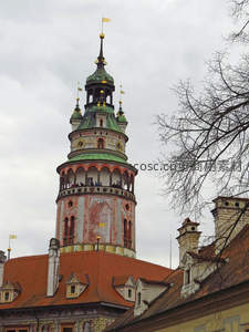 古塔巍峨，绿顶金旗映云天