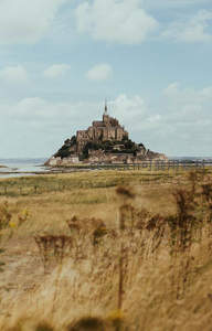 远眺圣米歇尔，草甸风拂古堡影
