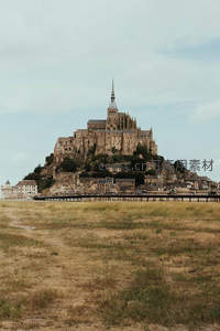 圣米歇尔山，孤岛修道院屹立潮汐间
