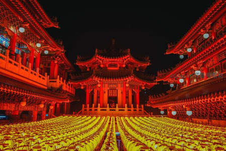 夜幕下古寺被万盏灯笼点亮如梦似幻