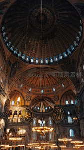 穹顶之下金碧辉煌，千年清真寺内部奇观