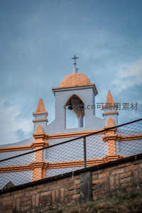 教堂钟楼在暮色中静谧矗立