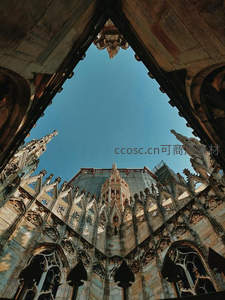 仰望教堂穹顶下的蔚蓝天空