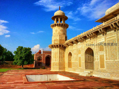 泰姬陵旁精致的白色大理石亭阁