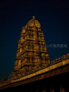 夜幕下的印度神庙塔楼金光璀璨
