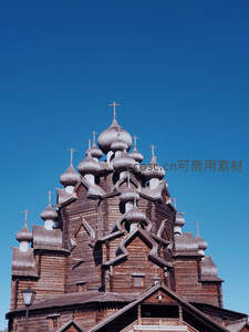 蓝天映衬下木制洋葱顶教堂雄伟