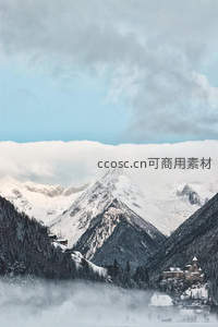 雪山云海间静谧古堡，如童话世界