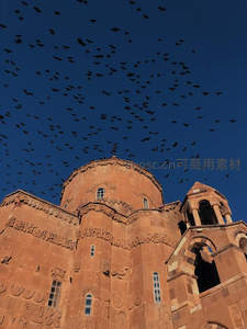 群鸟飞越古教堂，蓝天下的神圣剪影