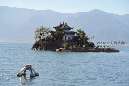 湖心孤岛古亭，远山如黛水天一色