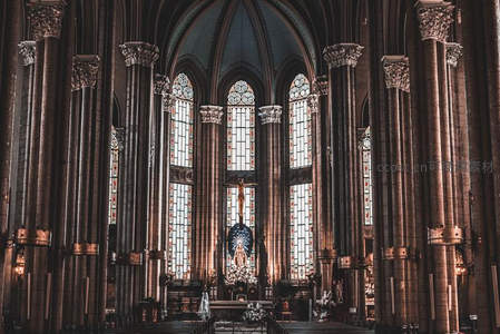 哥特式教堂内部彩色玻璃光影