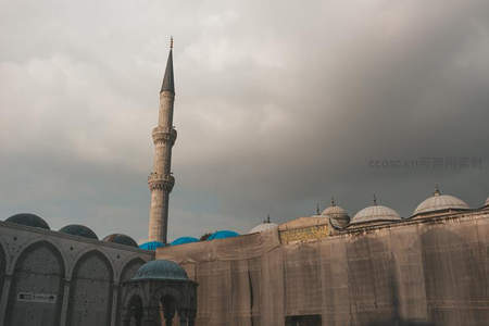 清真寺尖塔耸立云层之下