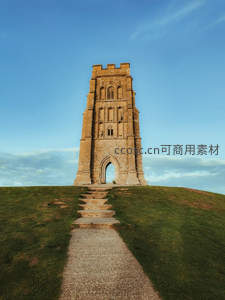 孤塔屹立青翠山丘之巅