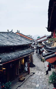 青石古巷，烟雨中的丽江古城韵味