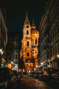 夜幕下灯火辉煌的教堂街景