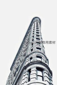 仰拍经典三角形摩天大楼