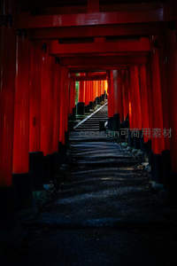 红色鸟居隧道中的幽深神社小径