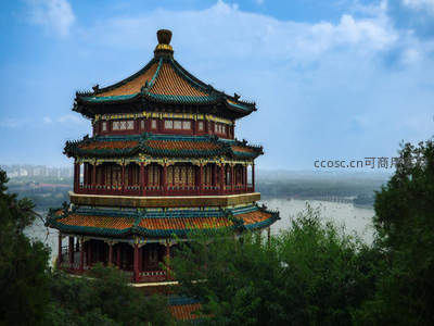 中式古亭掩映绿树间，湖光山色相映
