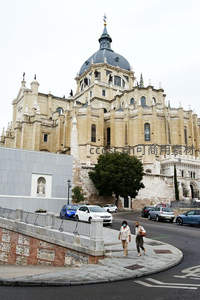 宏伟教堂穹顶下的城市街景与行人