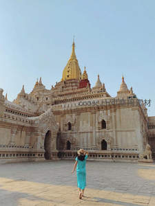 缅甸佛塔前，女子漫步于历史光影中