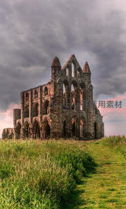 古老修道院废墟在暮色中矗立