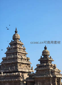 印度神庙塔顶，飞鸟掠过蔚蓝晴空