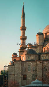 清真寺尖塔沐浴金色夕阳余晖