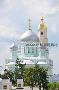 绿白相间东正教堂，金顶十字闪耀