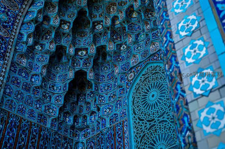 蓝色釉砖穹顶，伊斯兰几何纹饰璀璨