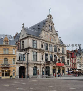 广场上的古典剧院建筑群