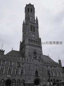 哥特式钟楼俯瞰古城广场